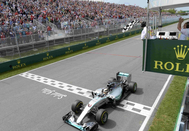 汉密尔顿冲过终点瞬间