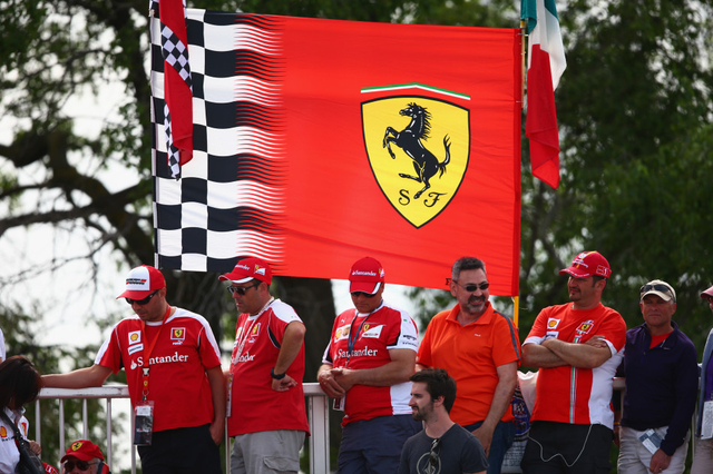 看台上的法拉利车迷