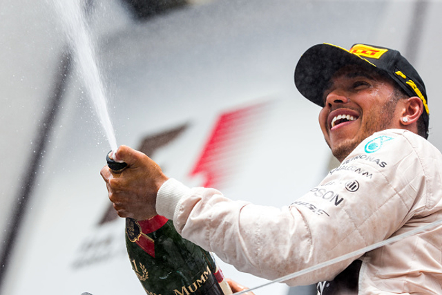 汉密尔顿喷香槟