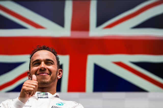 汉密尔顿享受胜利时刻