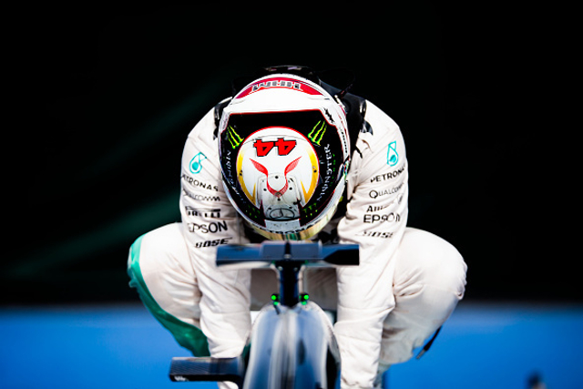 汉密尔顿庆祝夺冠