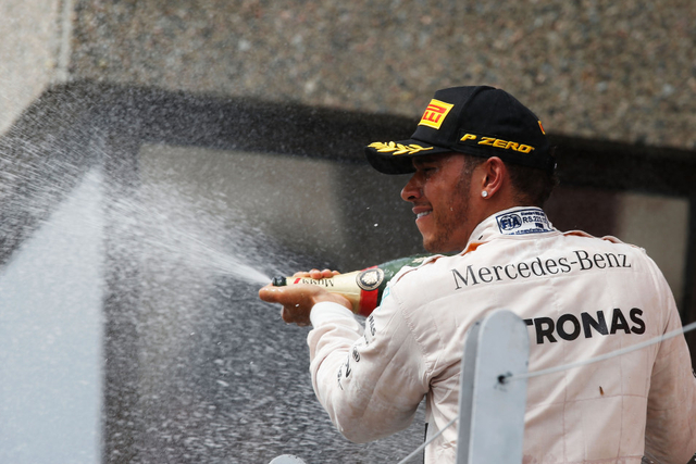 汉密尔顿喷香槟