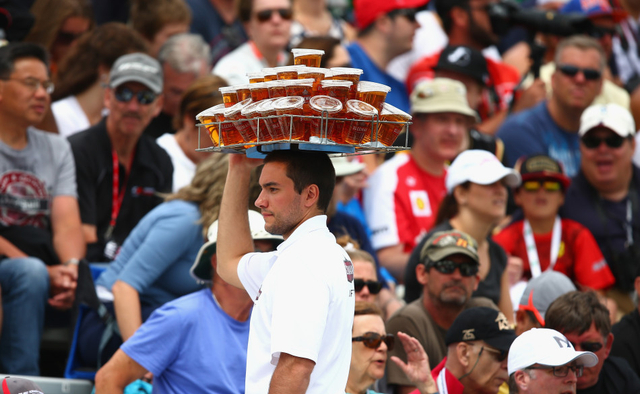 赛场内的卖水小贩儿