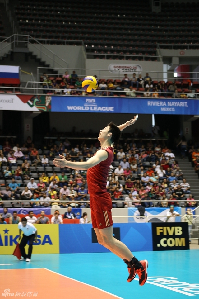 耿鑫发球动作舒展