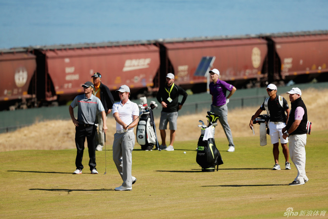 列车驶过照打不误