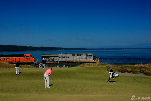 碧海蓝天球道火车