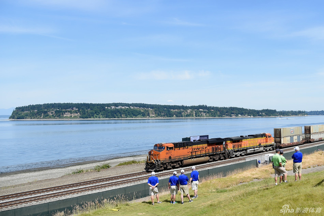 一半是海水，一半是火车