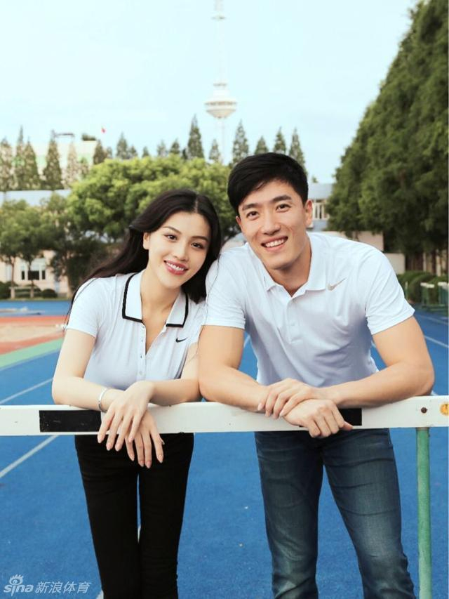 二人与跨栏栏架合照