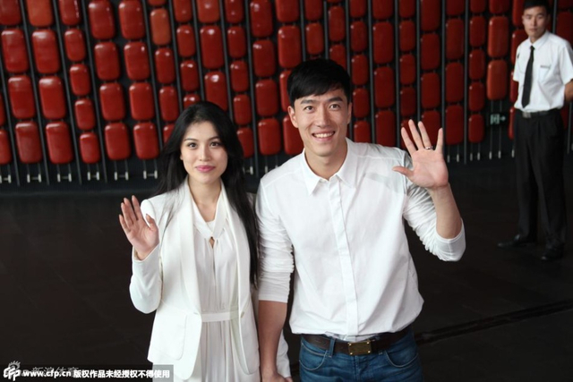 二人昔日甜蜜牵手