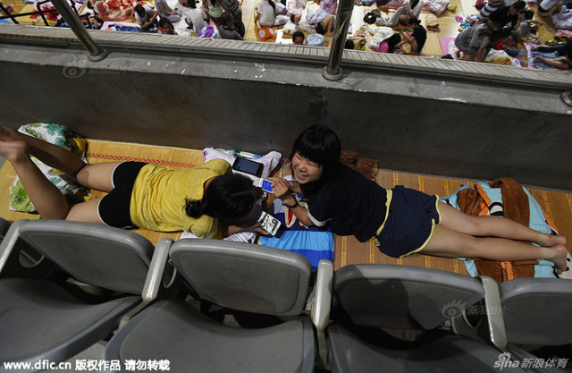武汉千名大学生体育馆过夜避暑