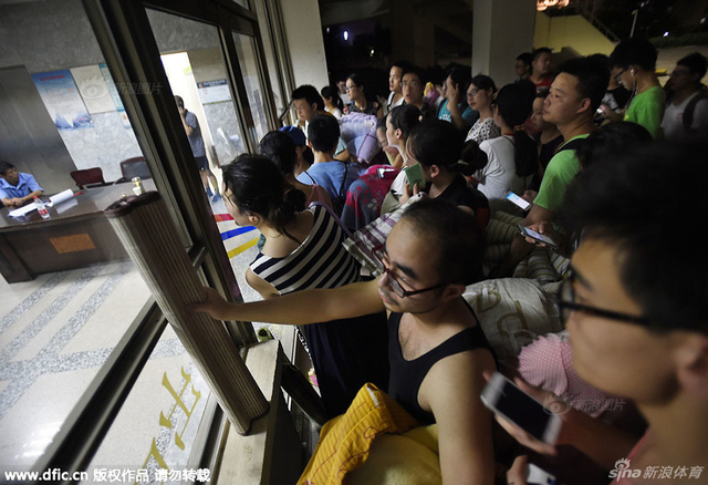 武汉千名大学生体育馆过夜避暑