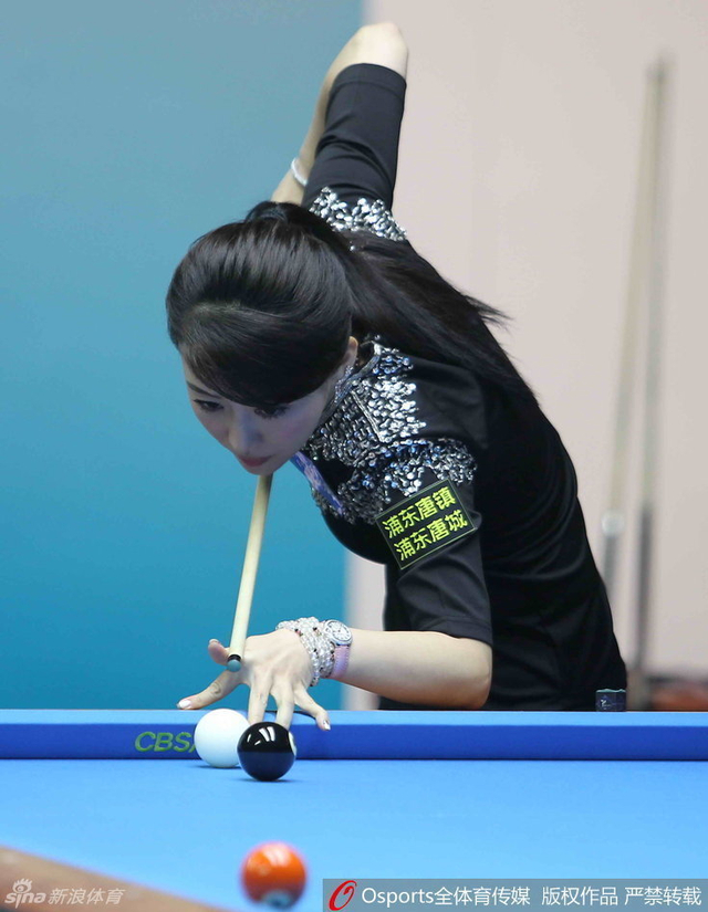 潘晓婷表演跳杆