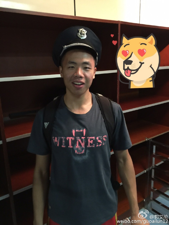 唐子豪戴保安帽