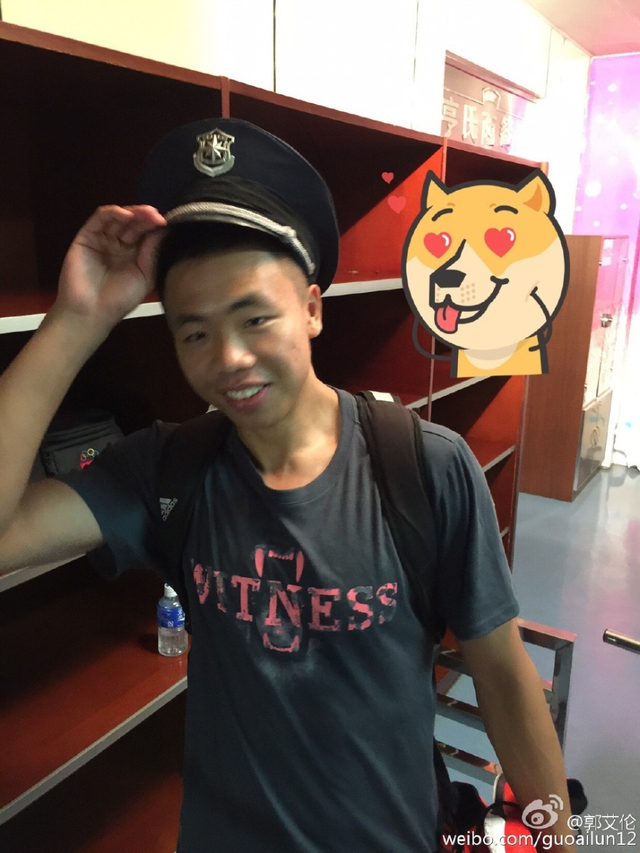 唐子豪戴保安帽