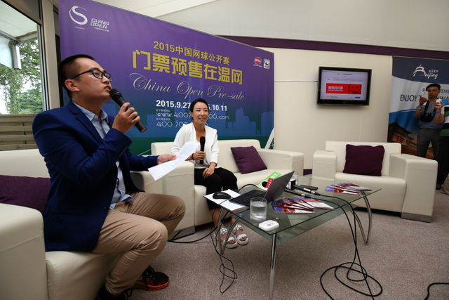 郑洁出席活动