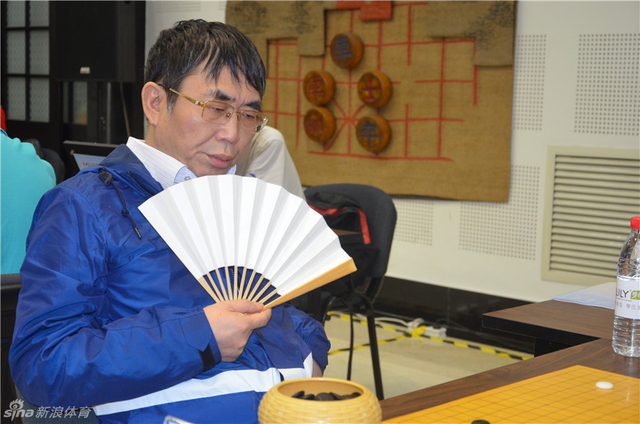 聂卫平手持折扇