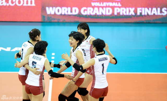日本女排庆祝