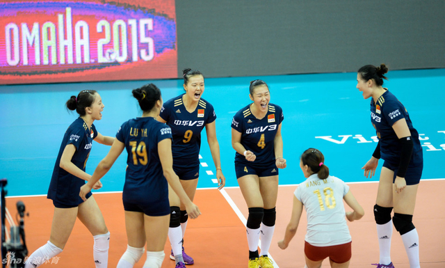 中国女排庆祝得分