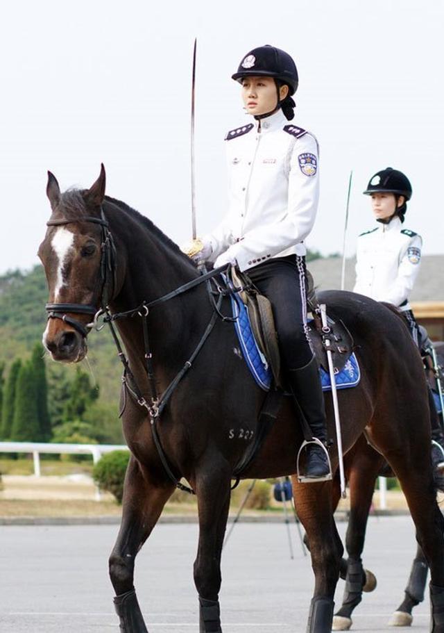 星海广场女骑警图片