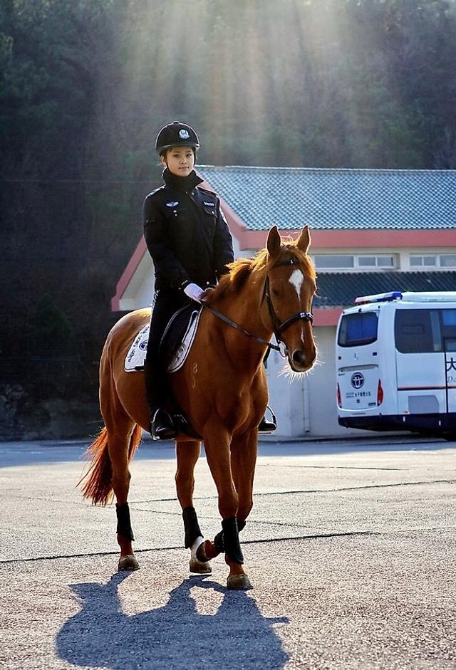 星海广场女骑警图片