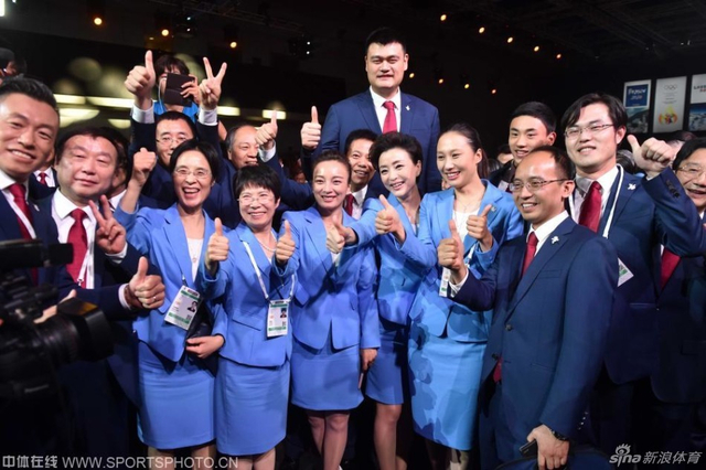 中国申冬奥代表团成员合影庆祝
