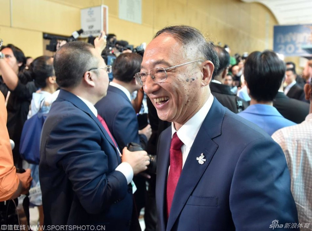 国家体育总局局长刘鹏喜笑颜开