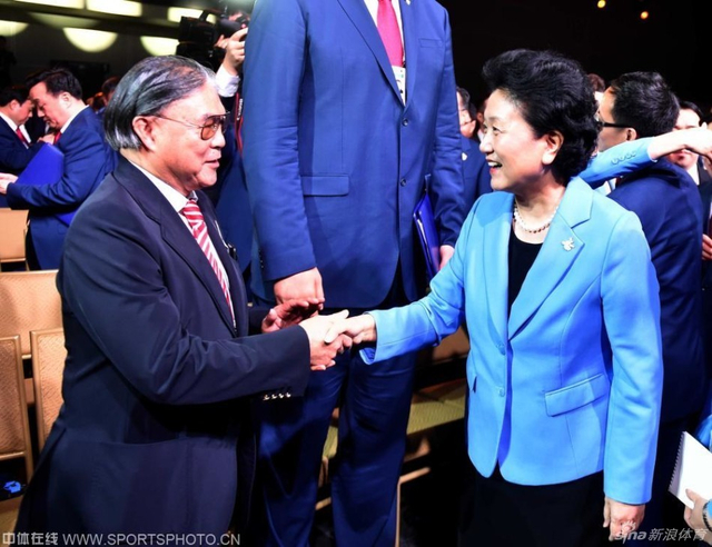 国务院副总理刘延东握手香港奥委会主席霍震霆