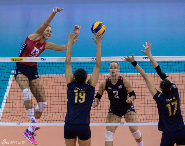 刘晏含和颜妮拦网