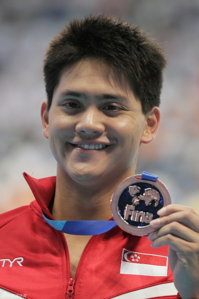 新加坡帅哥斯库林获得100蝶季军