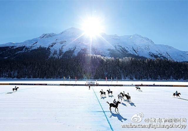 阳光下的雪场