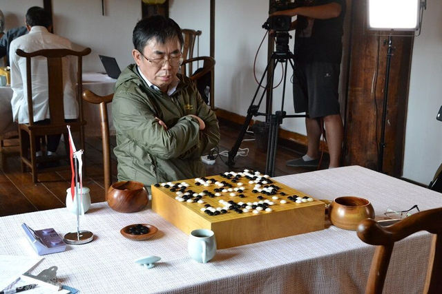 聂卫平独自对着棋盘思考