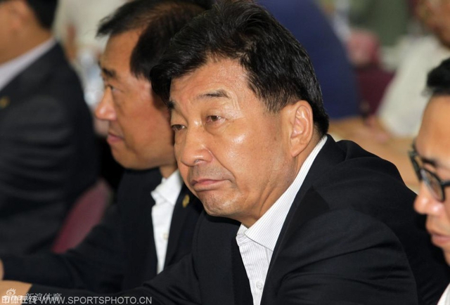 认真听取报告