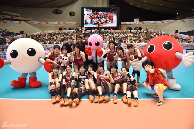 日本队和吉祥物合影