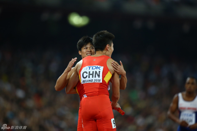 张培萌拥抱苏炳添