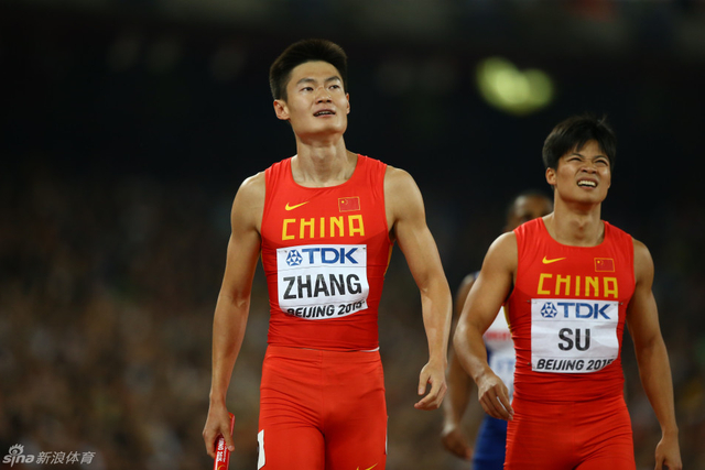 张培萌查看比赛成绩