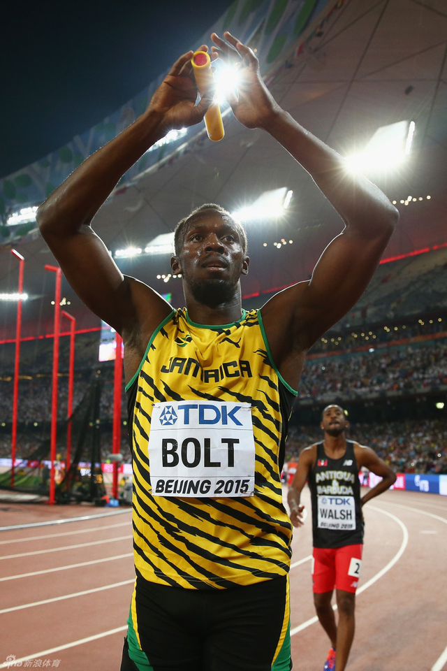 手里有光的男人