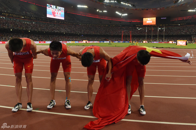 鞠躬感谢现场观众