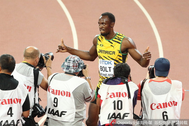 被记者包围的博尔特