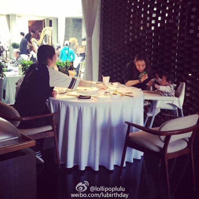 小月亮和爸妈一同吃饭