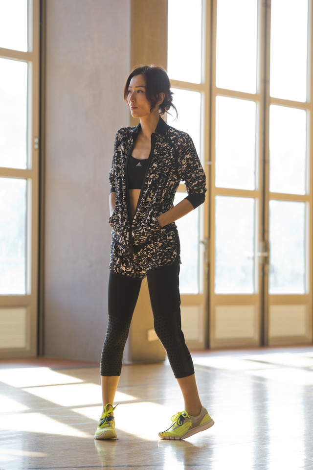 郑秀文拍运动广告大秀马甲线