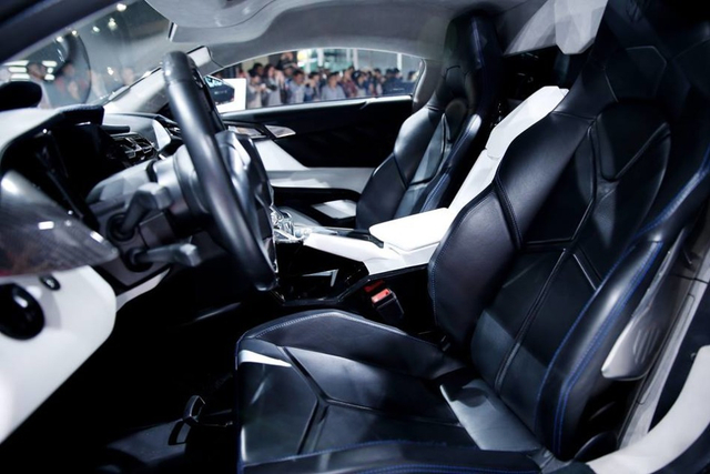Lykan Hypersport现身迈阿密：驾驶舱