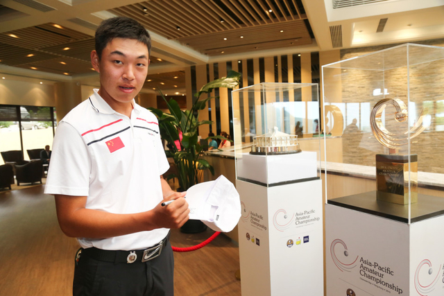 金诚在会所迎来冠军