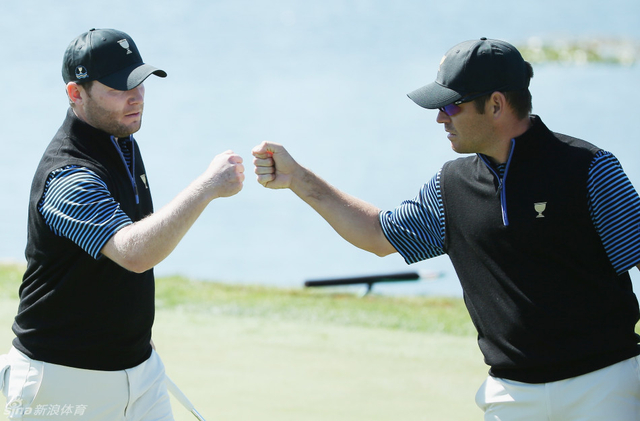 乌修仁与格雷斯碰拳