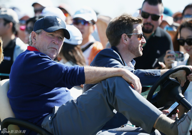 美国前总统布什观战