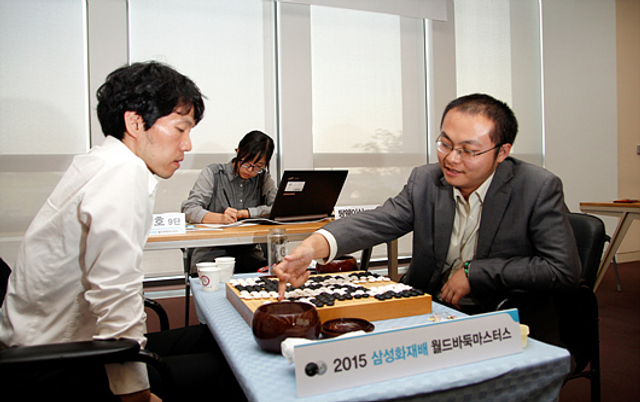 唐韦星赛后复盘表情得意