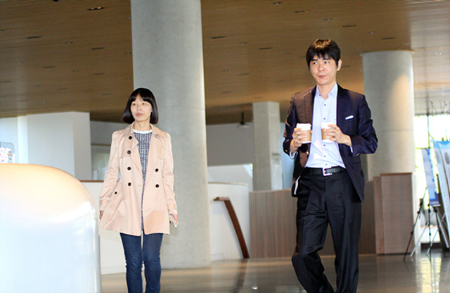 李世石端着两杯咖啡步入赛场