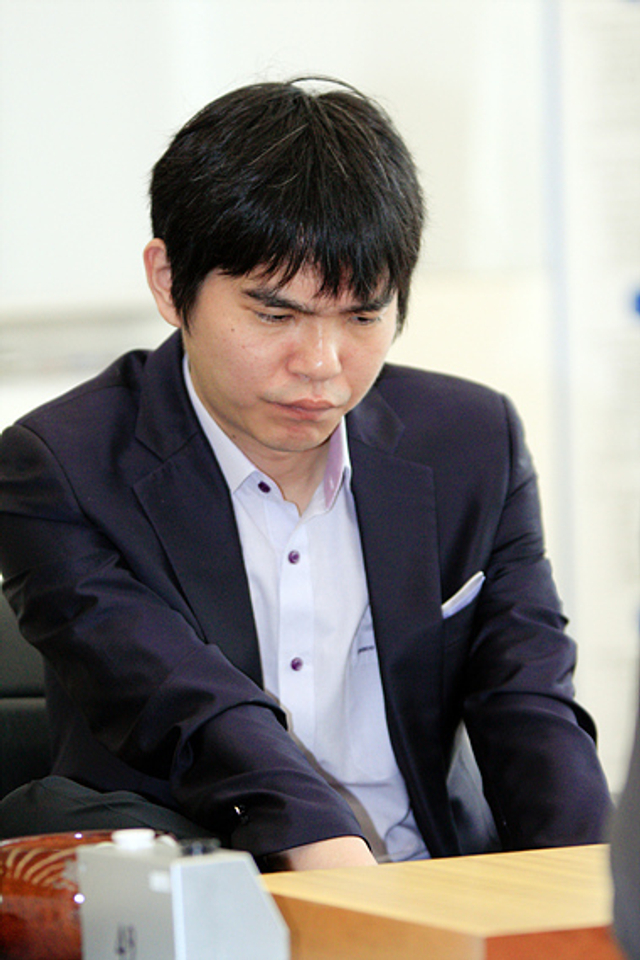 李世石眉头紧锁