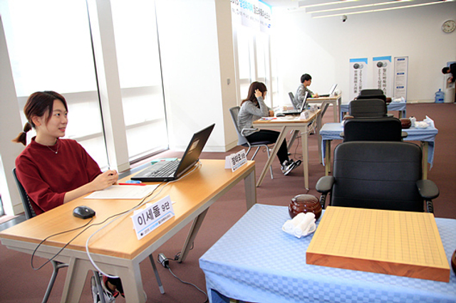 赛前直播员准备就绪