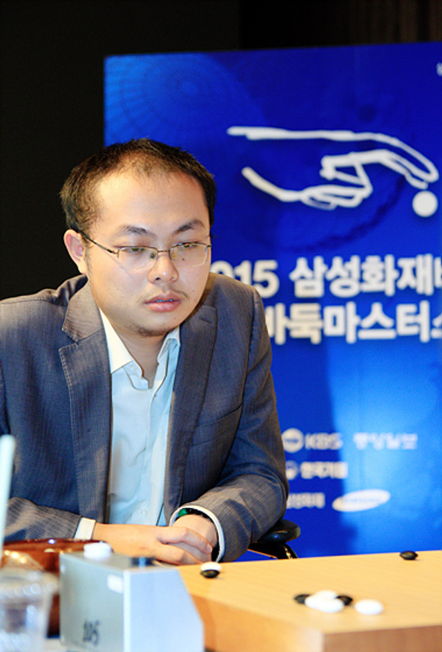 唐韦星专注棋局