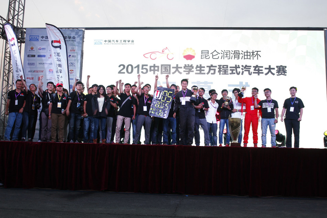 高速避障奖前三名合影